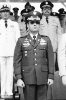 Image of sheet 19840200 photo 0: Der neue Armee-General Walter Lopez Reyes erhält von Präsidenten von Honduras den Befehlstab. Anschliessend Parade in Las Tapias Tegucigalpa Spezialeinheiten COBRA (Tropas de Operaciones contrainsurgentes urbanos) Portrait Lopez Reyes. Tanks und Jeep Koffer mit Befehlsstäben. Fahne. Cordoba und Lopez auf Jeep. Hände an Befehlsstab. C-130 überfliegt stadion.
Honduras Mittelamerika Centralamerica Zentralamerika 1984