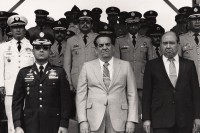 Image of sheet 19840200 photo 1: Der neue Befehlstab wird wird ausgeteilt durch den honduranischen Präsidenten Suazo Cordoba (mi)
General (li) Walter Lopez Reyes. Las Tapias, Tegucigalpa
Honduras Mittelamerika Centralamerica Zentralamerika 1984 √
 Honduras 04.84