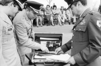 Image of sheet 19840200 photo 10: Der neue Befehlstab wird wird ausgeteilt durch den honduranischen Präsidenten Suazo Cordoba (mi)
General (li) Walter Lopez Reyes. Las Tapias, Tegucigalpa
Honduras Mittelamerika Centralamerica Zentralamerika 1984 √
 Honduras 04.84