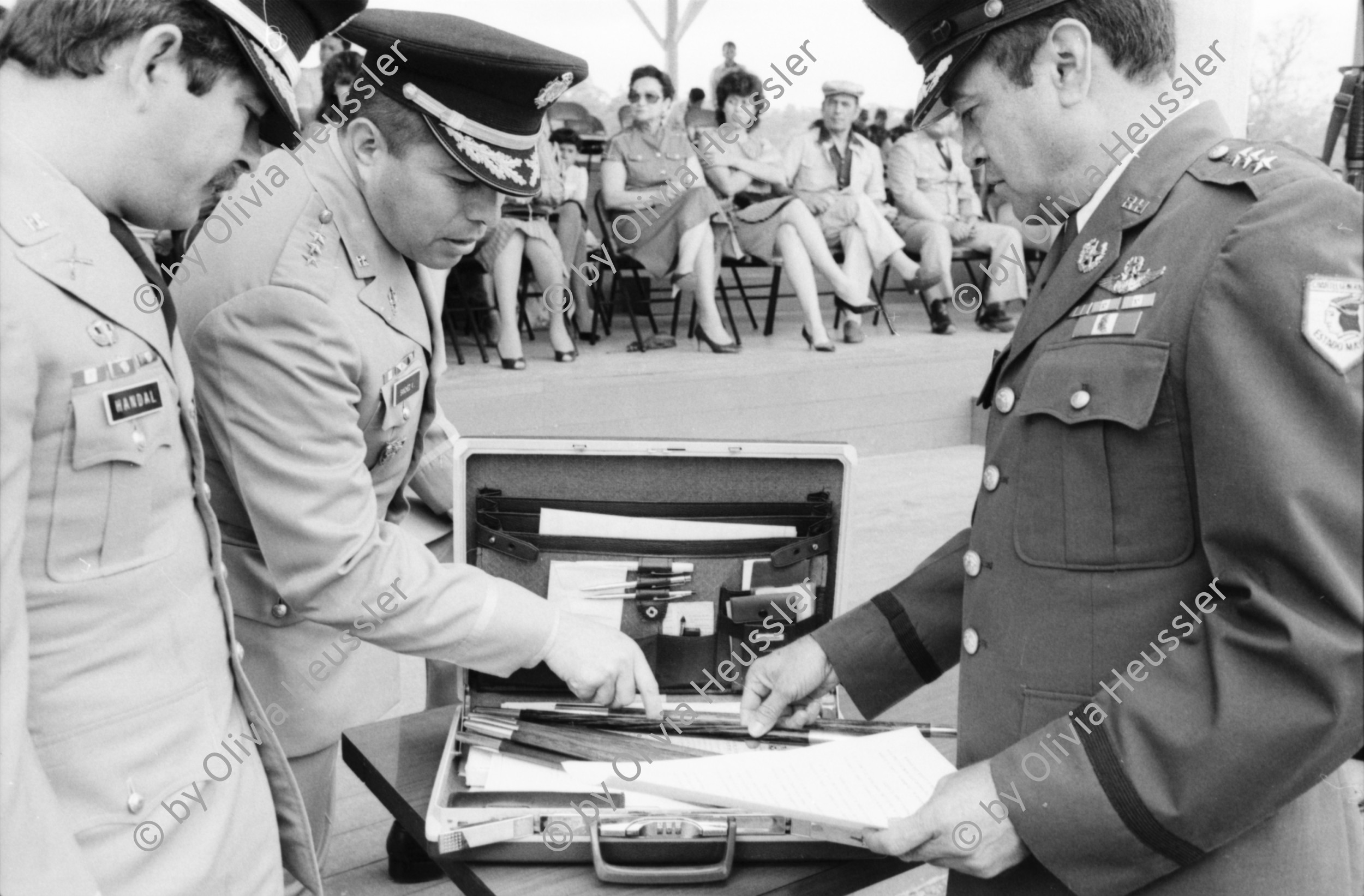 Image of sheet 19840200 photo 10: Der neue Befehlstab wird wird ausgeteilt durch den honduranischen Präsidenten Suazo Cordoba (mi)
General (li) Walter Lopez Reyes. Las Tapias, Tegucigalpa
Honduras Mittelamerika Centralamerica Zentralamerika 1984 √
 Honduras 04.84