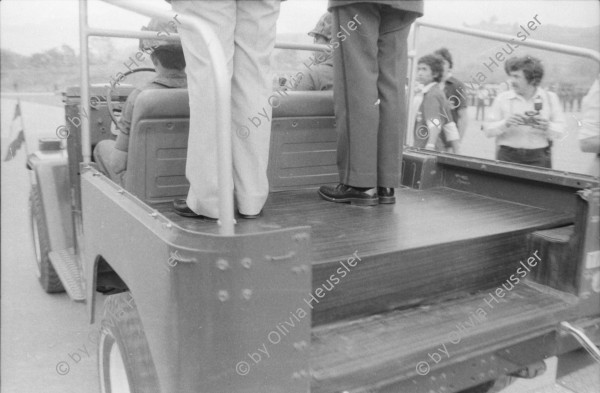 Image of sheet 19840200 photo 18: Der neue Befehlstab wird wird ausgeteilt durch den honduranischen Präsidenten Suazo Cordoba (mi)
General (li) Walter Lopez Reyes. Las Tapias, Tegucigalpa
Honduras Mittelamerika Centralamerica Zentralamerika 1984 √
 Honduras 04.84