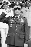 Image of sheet 19840200 photo 2: Der neue Armee-General Walter Lopez Reyes erhält von Präsidenten von Honduras den Befehlstab. Anschliessend Parade in Las Tapias Tegucigalpa Spezialeinheiten COBRA (Tropas de Operaciones contrainsurgentes urbanos) Portrait Lopez Reyes. Tanks und Jeep Koffer mit Befehlsstäben. Fahne. Cordoba und Lopez auf Jeep. Hände an Befehlsstab. C-130 überfliegt stadion.
Honduras Mittelamerika Centralamerica Zentralamerika 1984