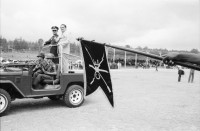 Image of sheet 19840200 photo 21: Der neue Armee-General Walter Lopez Reyes erhält von Präsidenten von Honduras den Befehlstab. Anschliessend Parade in Las Tapias Tegucigalpa Spezialeinheiten COBRA (Tropas de Operaciones contrainsurgentes urbanos) Portrait Lopez Reyes. Tanks und Jeep Koffer mit Befehlsstäben. Fahne. Cordoba und Lopez auf Jeep. Hände an Befehlsstab. C-130 überfliegt stadion.
Honduras Mittelamerika Centralamerica Zentralamerika 1984