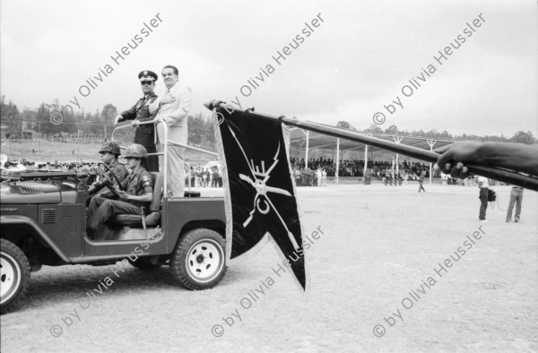 Image of sheet 19840200 photo 21: Der neue Armee-General Walter Lopez Reyes erhält von Präsidenten von Honduras den Befehlstab. Anschliessend Parade in Las Tapias Tegucigalpa Spezialeinheiten COBRA (Tropas de Operaciones contrainsurgentes urbanos) Portrait Lopez Reyes. Tanks und Jeep Koffer mit Befehlsstäben. Fahne. Cordoba und Lopez auf Jeep. Hände an Befehlsstab. C-130 überfliegt stadion.
Honduras Mittelamerika Centralamerica Zentralamerika 1984