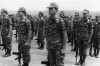 Image of sheet 19840200 photo 22: Eine Fallschirmspringereinheit mit grün angemalten Gesichtern im Defilee für den neuen Chef der Fuerza Armada Hondurena General Walter Lopez Reyes in Las Tapias, Tegucigalpa Honduras 16.4.84

Honduras Mittelamerika Centralamerica Zentralamerika 1984 √