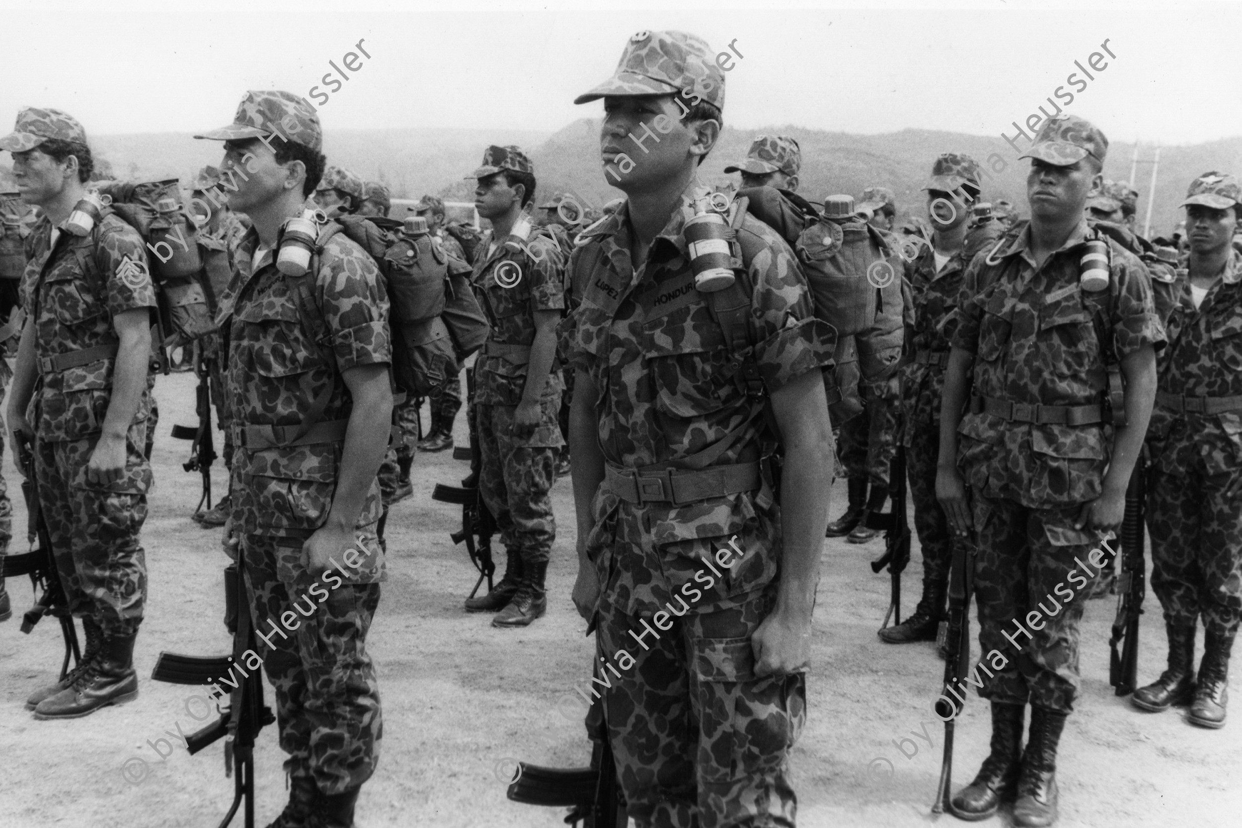 Image of sheet 19840200 photo 22: Eine Fallschirmspringereinheit mit grün angemalten Gesichtern im Defilee für den neuen Chef der Fuerza Armada Hondurena General Walter Lopez Reyes in Las Tapias, Tegucigalpa Honduras 16.4.84

Honduras Mittelamerika Centralamerica Zentralamerika 1984 √