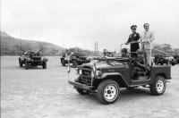 Image of sheet 19840200 photo 23: Der neue Armee-General Walter Lopez Reyes erhält von Präsidenten von Honduras den Befehlstab. Anschliessend Parade in Las Tapias Tegucigalpa Spezialeinheiten COBRA (Tropas de Operaciones contrainsurgentes urbanos) Portrait Lopez Reyes. Tanks und Jeep Koffer mit Befehlsstäben. Fahne. Cordoba und Lopez auf Jeep. Hände an Befehlsstab. C-130 überfliegt stadion.
Honduras Mittelamerika Centralamerica Zentralamerika 1984