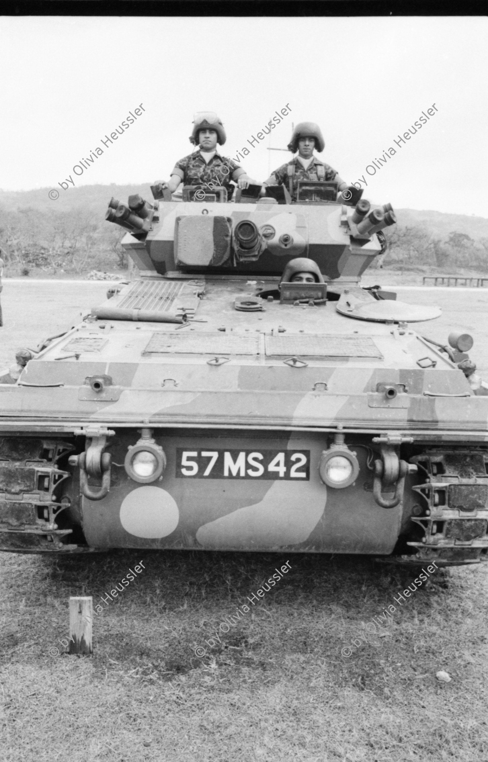 Image of sheet 19840200 photo 24: Der neue Armee-General Walter Lopez Reyes erhält von Präsidenten von Honduras den Befehlstab. Anschliessend Parade in Las Tapias Tegucigalpa Spezialeinheiten COBRA (Tropas de Operaciones contrainsurgentes urbanos) Portrait Lopez Reyes. Tanks und Jeep Koffer mit Befehlsstäben. Fahne. Cordoba und Lopez auf Jeep. Hände an Befehlsstab. C-130 überfliegt stadion.
Honduras Mittelamerika Centralamerica Zentralamerika 1984