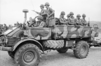 Image of sheet 19840200 photo 25: Der neue Armee-General Walter Lopez Reyes erhält von Präsidenten von Honduras den Befehlstab. Anschliessend Parade in Las Tapias Tegucigalpa Spezialeinheiten COBRA (Tropas de Operaciones contrainsurgentes urbanos) Portrait Lopez Reyes. Tanks und Jeep Koffer mit Befehlsstäben. Fahne. Cordoba und Lopez auf Jeep. Hände an Befehlsstab. C-130 überfliegt stadion.
Honduras Mittelamerika Centralamerica Zentralamerika 1984
