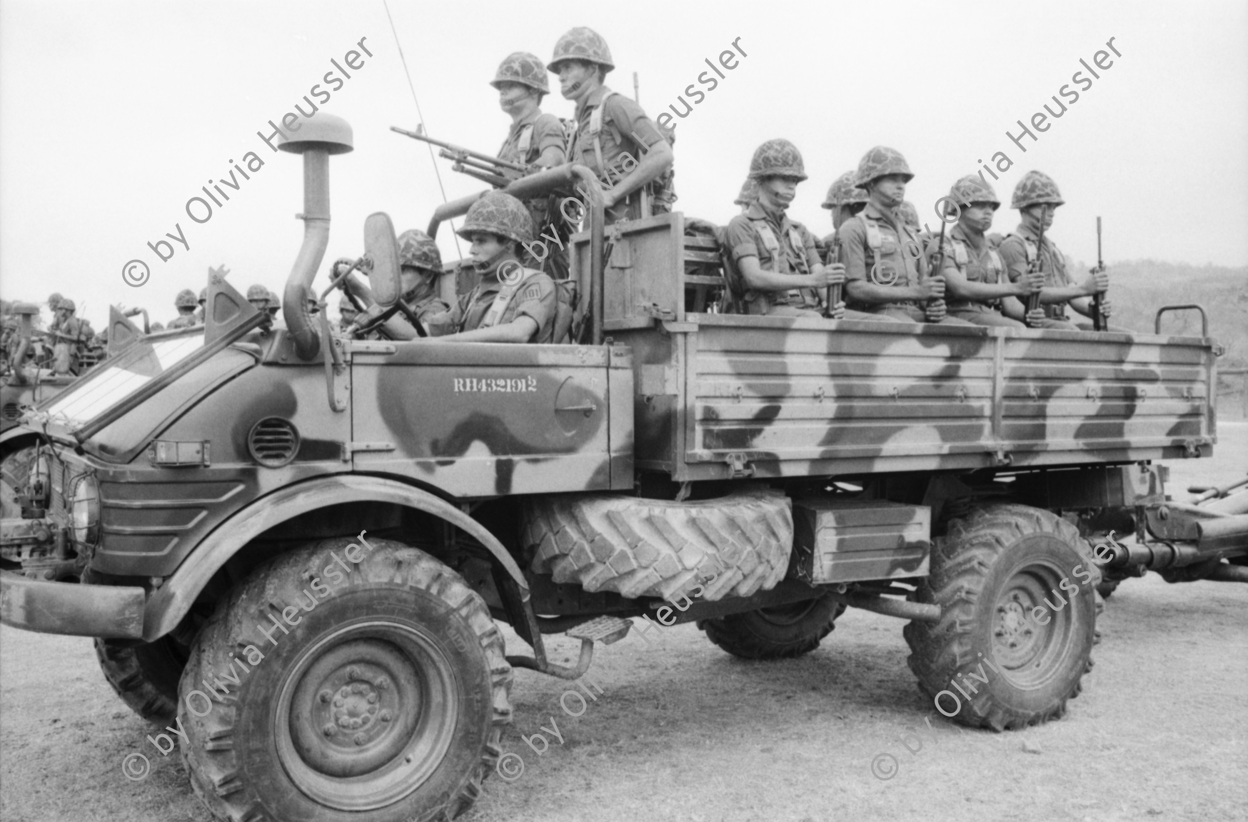 Image of sheet 19840200 photo 25: Der neue Armee-General Walter Lopez Reyes erhält von Präsidenten von Honduras den Befehlstab. Anschliessend Parade in Las Tapias Tegucigalpa Spezialeinheiten COBRA (Tropas de Operaciones contrainsurgentes urbanos) Portrait Lopez Reyes. Tanks und Jeep Koffer mit Befehlsstäben. Fahne. Cordoba und Lopez auf Jeep. Hände an Befehlsstab. C-130 überfliegt stadion.
Honduras Mittelamerika Centralamerica Zentralamerika 1984