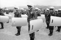 Image of sheet 19840200 photo 26: Der neue Armee-General Walter Lopez Reyes erhält von Präsidenten von Honduras den Befehlstab. Anschliessend Parade in Las Tapias Tegucigalpa Spezialeinheiten COBRA (Tropas de Operaciones contrainsurgentes urbanos) Portrait Lopez Reyes. Tanks und Jeep Koffer mit Befehlsstäben. Fahne. Cordoba und Lopez auf Jeep. Hände an Befehlsstab. C-130 überfliegt stadion.
Honduras Mittelamerika Centralamerica Zentralamerika 1984