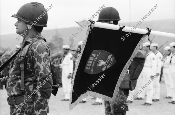 Image of sheet 19840200 photo 28: Der neue Armee-General Walter Lopez Reyes erhält von Präsidenten von Honduras den Befehlstab. Anschliessend Parade in Las Tapias Tegucigalpa Spezialeinheiten COBRA (Tropas de Operaciones contrainsurgentes urbanos) Portrait Lopez Reyes. Tanks und Jeep Koffer mit Befehlsstäben. Fahne. Cordoba und Lopez auf Jeep. Hände an Befehlsstab. C-130 überfliegt stadion.
Honduras Mittelamerika Centralamerica Zentralamerika 1984