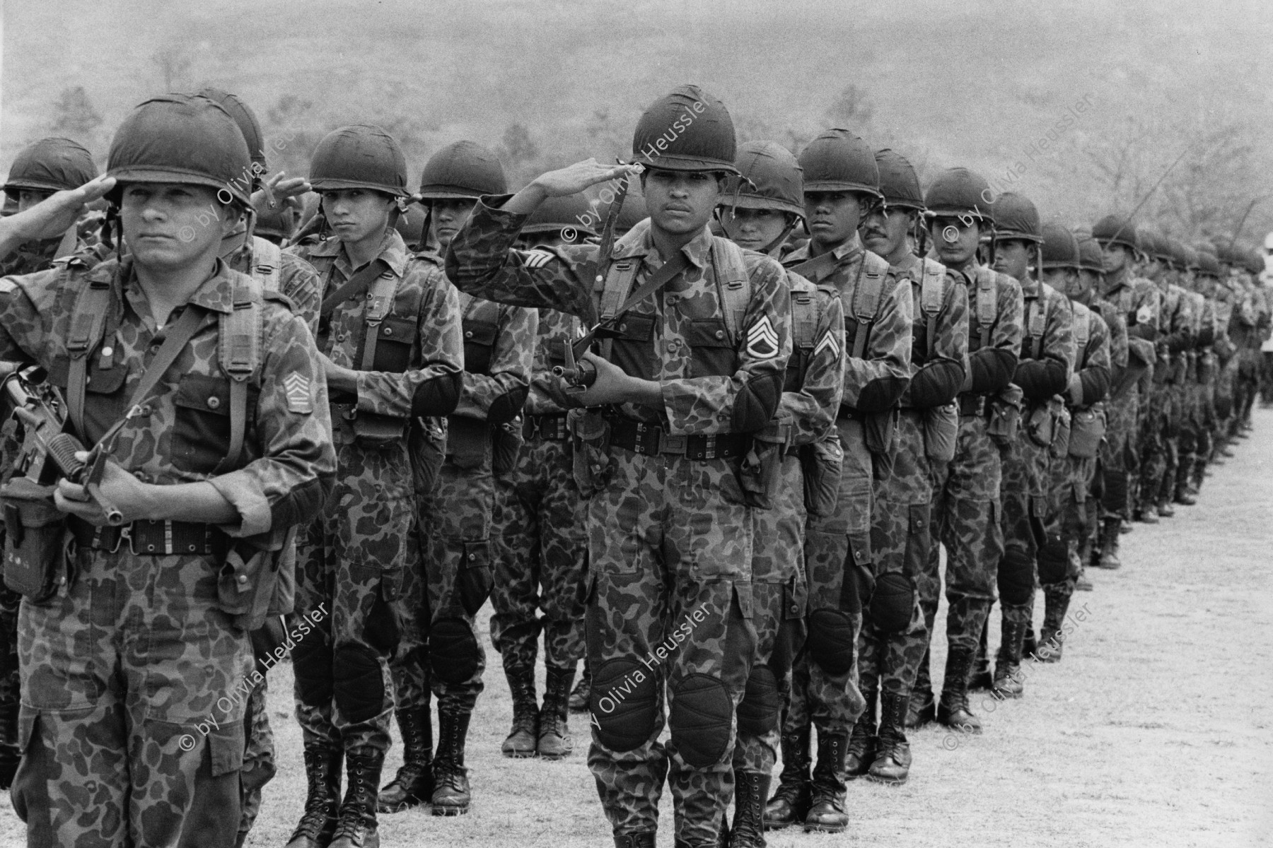 Image of sheet 19840200 photo 29: Der neue Armee-General Walter Lopez Reyes erhält von Präsidenten von Honduras den Befehlstab. Anschliessend Parade in Las Tapias Tegucigalpa Spezialeinheiten COBRA (Tropas de Operaciones contrainsurgentes urbanos) 
 
Honduras Mittelamerika Centralamerica Zentralamerika 1984