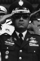 Image of sheet 19840200 photo 3: Der neue Armee General Walter Lopez Reyes erhält vom Präsidenten von Honduras den Befehlstab an der Parade in Las Tapias Tegucigalpa mit Spezialeinheiten COBRA (Tropas de Operaciones contrainsurgentes urbanos) Portrait 
Honduras Mittelamerika Centralamerica Zentralamerika 1984 √