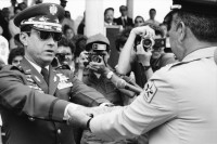 Image of sheet 19840200 photo 30: Der neue Armee General Walter Lopez Reyes erhält vom Präsidenten von Honduras den Befehlstab an der Parade in Las Tapias Tegucigalpa mit Spezialeinheiten COBRA (Tropas de Operaciones contrainsurgentes urbanos) Portrait 
Honduras Mittelamerika Centralamerica Zentralamerika 1984 √