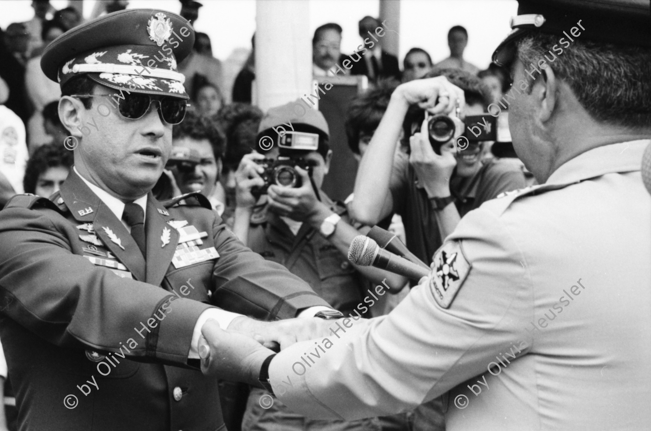 Image of sheet 19840200 photo 30: Der neue Armee General Walter Lopez Reyes erhält vom Präsidenten von Honduras den Befehlstab an der Parade in Las Tapias Tegucigalpa mit Spezialeinheiten COBRA (Tropas de Operaciones contrainsurgentes urbanos) Portrait 
Honduras Mittelamerika Centralamerica Zentralamerika 1984 √