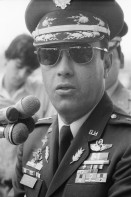 Image of sheet 19840200 photo 35: Der neue Armee General Walter Lopez Reyes erhält vom Präsidenten von Honduras den Befehlstab an der Parade in Las Tapias Tegucigalpa mit Spezialeinheiten COBRA (Tropas de Operaciones contrainsurgentes urbanos) Portrait 
Honduras Mittelamerika Centralamerica Zentralamerika 1984 √