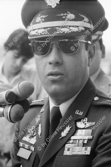 Image of sheet 19840200 photo 35: Der neue Armee General Walter Lopez Reyes erhält vom Präsidenten von Honduras den Befehlstab an der Parade in Las Tapias Tegucigalpa mit Spezialeinheiten COBRA (Tropas de Operaciones contrainsurgentes urbanos) Portrait 
Honduras Mittelamerika Centralamerica Zentralamerika 1984 √