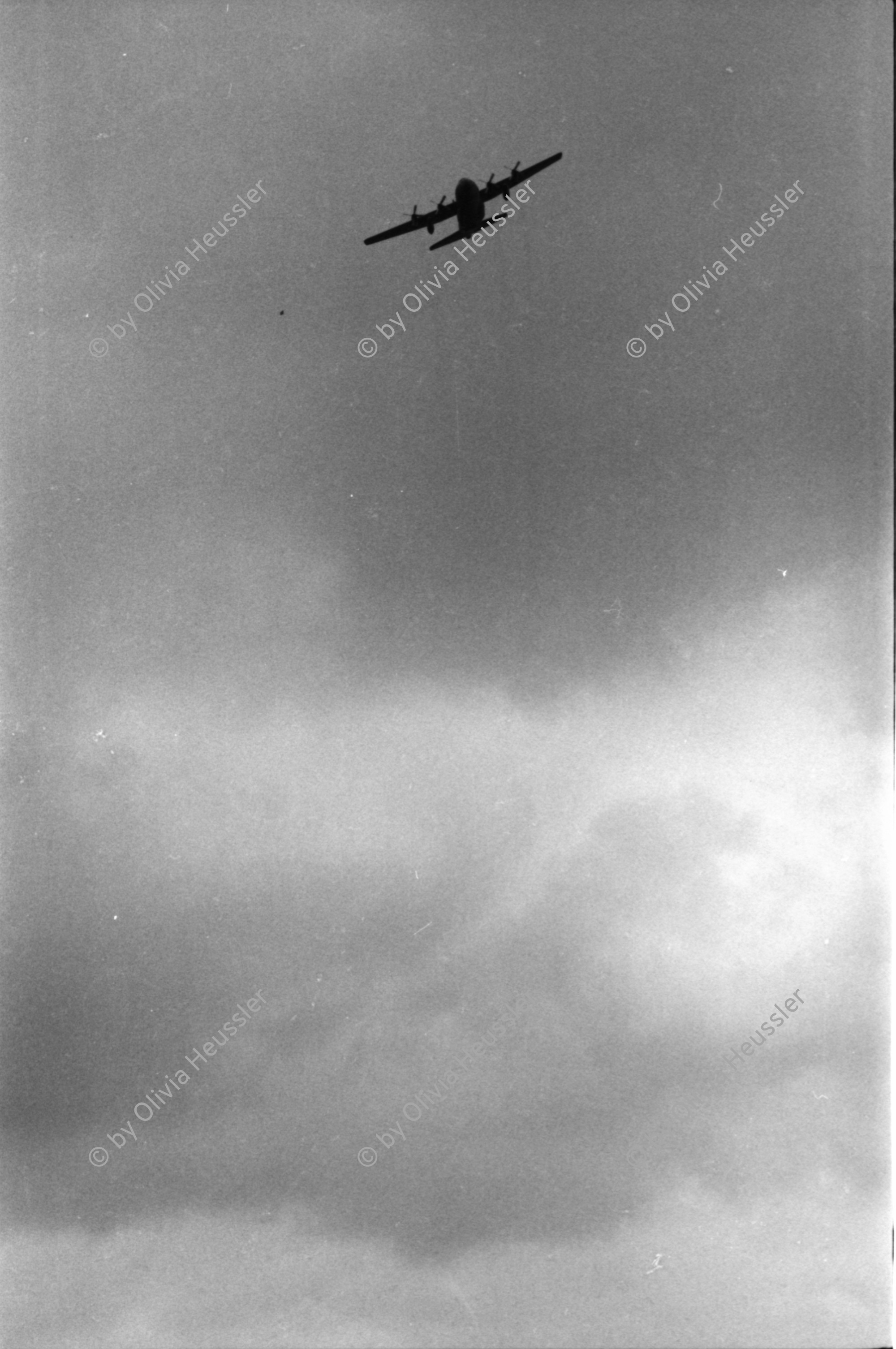 Image of sheet 19840200 photo 37: Ein amerikanisches Militärflugzeug C-130, Honduras 1984. Doppelbelichtung: 'No a las bases militares (FAR)' Fuerzas Armadas Rebeldes
Honduras Mittelamerika Centralamerica Zentralamerika Protest Graffiti