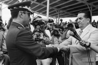 Image of sheet 19840200 photo 7: Der neue Befehlstab wird wird ausgeteilt. Honduras 04.84
Der neue Armee-General Walter Lopez Reyes erhält vom Präsidenten von Honduras den Befehlstab an der Parade in Las Tapias Tegucigalpa 
Im Hintergrund die Journalisten Journalist Photographers Periodistas
Honduras Mittelamerika Centralamerica Zentralamerika 1984 √