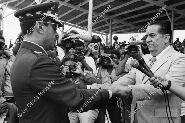 Image of sheet 19840200 photo 7: Der neue Befehlstab wird wird ausgeteilt. Honduras 04.84
Der neue Armee-General Walter Lopez Reyes erhält vom Präsidenten von Honduras den Befehlstab an der Parade in Las Tapias Tegucigalpa 
Im Hintergrund die Journalisten Journalist Photographers Periodistas
Honduras Mittelamerika Centralamerica Zentralamerika 1984 √