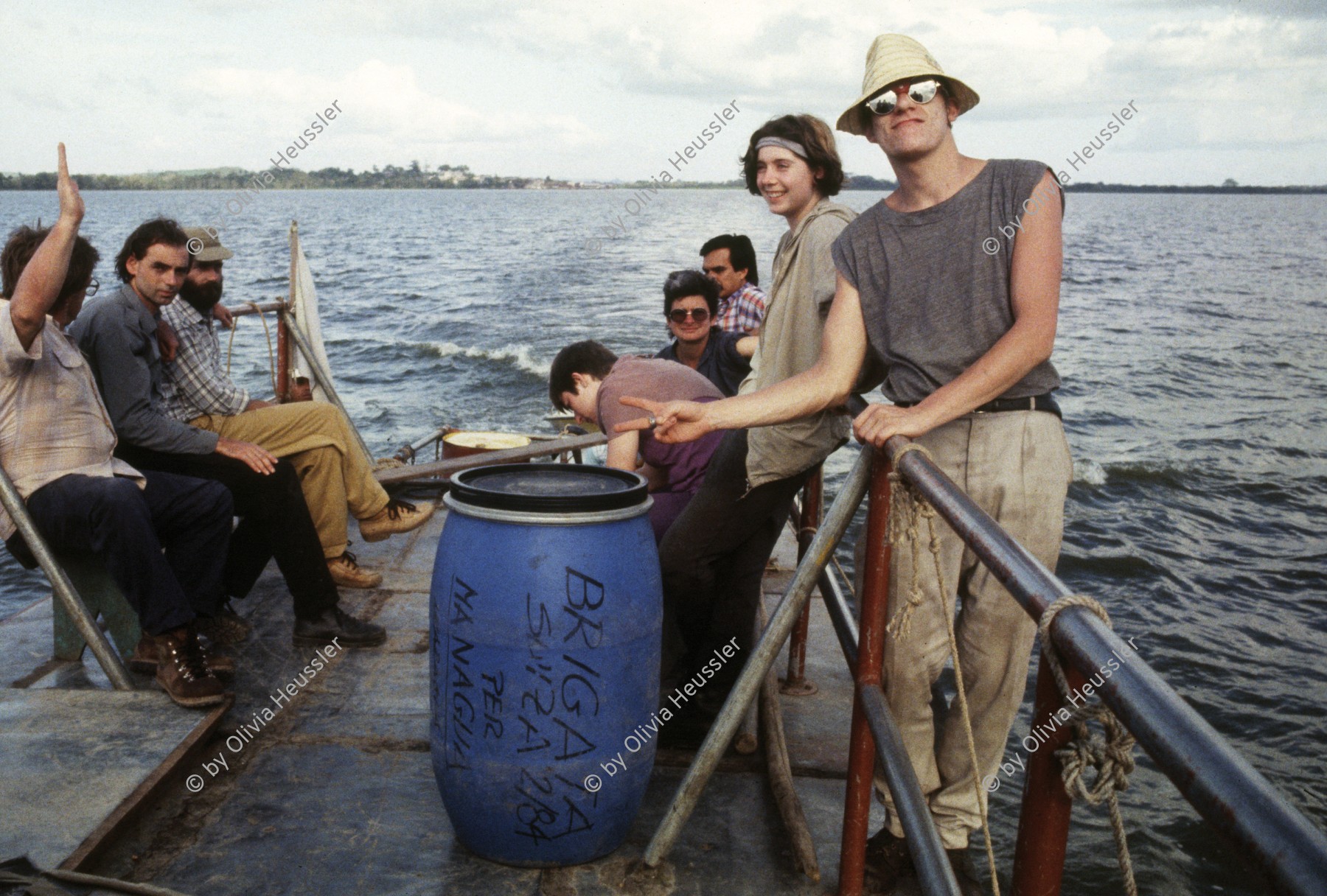 Image of sheet 19840202 photo 1: Schweizer Arbeits Brigadisten und Brigadistinnen besuchen am 2. Februar 1984 die Insel Zapotillo bei Solentiname im Nicaraguasee. Nicaragua, Zentralamerika.

19840202 01
Frieden; Brigaden; Arbeits; Brigadisten; Arbeit; Boot; See; Nicaragua; Solentiname; Solidaritaet; Peace; Zeichen

{