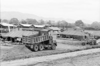 Image of sheet 19840210 photo 1: Das 'Hotel California' dient den US-Soldaten US Armee Army Sandsäcke Wachposten Arbeiter Gitarre Landebahn auf der Militärflughafenbase bei Jamastran, in der Nähe der Grenze zu Nicaragua. 20 km südlich von Danli El Paraiso Honduras 04.84 Unfall Auto CNN Reporterin Lucia Newman Die chilenische CNN Journalistin Lucia Newman steigt aus einem verunfallten Auto nachdem mich der Fahrer eingeladen hatte mitzufahren!! Dieser Fahrer fuhr kurze Zeit später in einen Baum. Ich fuhr mit Claude Uraca, der auch mit übersetzter Geschwindigkeit an den armen Holzbuden vorbeiraste. US-Amerikanische Soldaten in Militär Base Jamastran. 20 Meilen von der Nicaraguanischen Grenze entfernt.
Gitarre im Militär camp. Schwarzer US-Amerikanischer Soldat im
Einsatz mit Messgerät. Sandsäcke. Tarnzelt. Flughafen Toncontin.
US-Transportflugzeug C-137 (?). Tegucigalpa von oben herab. Flug-perspektive. Wegweiser nach Nordamerika für die US-Soldaten in ihre Heimat. Flugpiste in Bau. Honduras 1984