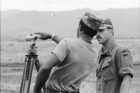Image of sheet 19840210 photo 10: Das 'Hotel California' dient den US-Soldaten US Armee Army Sandsäcke Wachposten Arbeiter Gitarre Landebahn auf der Militärflughafenbase bei Jamastran, in der Nähe der Grenze zu Nicaragua. 20 km südlich von Danli El Paraiso Honduras 04.84 Unfall Auto CNN Reporterin Lucia Newman Die chilenische CNN Journalistin Lucia Newman steigt aus einem verunfallten Auto nachdem mich der Fahrer eingeladen hatte mitzufahren!! Dieser Fahrer fuhr kurze Zeit später in einen Baum. Ich fuhr mit Claude Uraca, der auch mit übersetzter Geschwindigkeit an den armen Holzbuden vorbeiraste. US-Amerikanische Soldaten in Militär Base Jamastran. 20 Meilen von der Nicaraguanischen Grenze entfernt.
Gitarre im Militär camp. Schwarzer US-Amerikanischer Soldat im
Einsatz mit Messgerät. Sandsäcke. Tarnzelt. Flughafen Toncontin.
US-Transportflugzeug C-137 (?). Tegucigalpa von oben herab. Flug-perspektive. Wegweiser nach Nordamerika für die US-Soldaten in ihre Heimat. Flugpiste in Bau. Honduras 1984