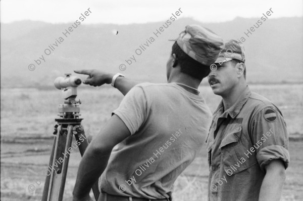 Image of sheet 19840210 photo 10: Das 'Hotel California' dient den US-Soldaten US Armee Army Sandsäcke Wachposten Arbeiter Gitarre Landebahn auf der Militärflughafenbase bei Jamastran, in der Nähe der Grenze zu Nicaragua. 20 km südlich von Danli El Paraiso Honduras 04.84 Unfall Auto CNN Reporterin Lucia Newman Die chilenische CNN Journalistin Lucia Newman steigt aus einem verunfallten Auto nachdem mich der Fahrer eingeladen hatte mitzufahren!! Dieser Fahrer fuhr kurze Zeit später in einen Baum. Ich fuhr mit Claude Uraca, der auch mit übersetzter Geschwindigkeit an den armen Holzbuden vorbeiraste. US-Amerikanische Soldaten in Militär Base Jamastran. 20 Meilen von der Nicaraguanischen Grenze entfernt.
Gitarre im Militär camp. Schwarzer US-Amerikanischer Soldat im
Einsatz mit Messgerät. Sandsäcke. Tarnzelt. Flughafen Toncontin.
US-Transportflugzeug C-137 (?). Tegucigalpa von oben herab. Flug-perspektive. Wegweiser nach Nordamerika für die US-Soldaten in ihre Heimat. Flugpiste in Bau. Honduras 1984