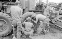 Image of sheet 19840210 photo 11: Das 'Hotel California' dient den US-Soldaten US Armee Army Sandsäcke Wachposten Arbeiter Gitarre Landebahn auf der Militärflughafenbase bei Jamastran, in der Nähe der Grenze zu Nicaragua. 20 km südlich von Danli El Paraiso Honduras 04.84 Unfall Auto CNN Reporterin Lucia Newman Die chilenische CNN Journalistin Lucia Newman steigt aus einem verunfallten Auto nachdem mich der Fahrer eingeladen hatte mitzufahren!! Dieser Fahrer fuhr kurze Zeit später in einen Baum. Ich fuhr mit Claude Uraca, der auch mit übersetzter Geschwindigkeit an den armen Holzbuden vorbeiraste. US-Amerikanische Soldaten in Militär Base Jamastran. 20 Meilen von der Nicaraguanischen Grenze entfernt.
Gitarre im Militär camp. Schwarzer US-Amerikanischer Soldat im
Einsatz mit Messgerät. Sandsäcke. Tarnzelt. Flughafen Toncontin.
US-Transportflugzeug C-137 (?). Tegucigalpa von oben herab. Flug-perspektive. Wegweiser nach Nordamerika für die US-Soldaten in ihre Heimat. Flugpiste in Bau. Honduras 1984