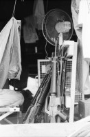 Image of sheet 19840210 photo 14: Das 'Hotel California' dient den US-Soldaten US Armee Army Sandsäcke Wachposten Arbeiter Gitarre Landebahn auf der Militärflughafenbase bei Jamastran, in der Nähe der Grenze zu Nicaragua. 20 km südlich von Danli El Paraiso Honduras 04.84 Unfall Auto CNN Reporterin Lucia Newman Die chilenische CNN Journalistin Lucia Newman steigt aus einem verunfallten Auto nachdem mich der Fahrer eingeladen hatte mitzufahren!! Dieser Fahrer fuhr kurze Zeit später in einen Baum. Ich fuhr mit Claude Uraca, der auch mit übersetzter Geschwindigkeit an den armen Holzbuden vorbeiraste. US-Amerikanische Soldaten in Militär Base Jamastran. 20 Meilen von der Nicaraguanischen Grenze entfernt.
Gitarre im Militär camp. Schwarzer US-Amerikanischer Soldat im
Einsatz mit Messgerät. Sandsäcke. Tarnzelt. Flughafen Toncontin.
US-Transportflugzeug C-137 (?). Tegucigalpa von oben herab. Flug-perspektive. Wegweiser nach Nordamerika für die US-Soldaten in ihre Heimat. Flugpiste in Bau. Honduras 1984