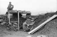 Image of sheet 19840210 photo 15: Das 'Hotel California' dient den US-Soldaten US Armee Army Sandsäcke Wachposten Arbeiter Gitarre Landebahn auf der Militärflughafenbase bei Jamastran, in der Nähe der Grenze zu Nicaragua. 20 km südlich von Danli El Paraiso Honduras 04.84 Unfall Auto CNN Reporterin Lucia Newman Die chilenische CNN Journalistin Lucia Newman steigt aus einem verunfallten Auto nachdem mich der Fahrer eingeladen hatte mitzufahren!! Dieser Fahrer fuhr kurze Zeit später in einen Baum. Ich fuhr mit Claude Uraca, der auch mit übersetzter Geschwindigkeit an den armen Holzbuden vorbeiraste. US-Amerikanische Soldaten in Militär Base Jamastran. 20 Meilen von der Nicaraguanischen Grenze entfernt.
Gitarre im Militär camp. Schwarzer US-Amerikanischer Soldat im
Einsatz mit Messgerät. Sandsäcke. Tarnzelt. Flughafen Toncontin.
US-Transportflugzeug C-137 (?). Tegucigalpa von oben herab. Flug-perspektive. Wegweiser nach Nordamerika für die US-Soldaten in ihre Heimat. Flugpiste in Bau. Honduras 1984