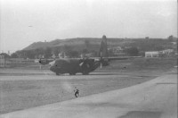 Image of sheet 19840210 photo 19: Das 'Hotel California' dient den US-Soldaten US Armee Army Sandsäcke Wachposten Arbeiter Gitarre Landebahn auf der Militärflughafenbase bei Jamastran, in der Nähe der Grenze zu Nicaragua. 20 km südlich von Danli El Paraiso Honduras 04.84 Unfall Auto CNN Reporterin Lucia Newman Die chilenische CNN Journalistin Lucia Newman steigt aus einem verunfallten Auto nachdem mich der Fahrer eingeladen hatte mitzufahren!! Dieser Fahrer fuhr kurze Zeit später in einen Baum. Ich fuhr mit Claude Uraca, der auch mit übersetzter Geschwindigkeit an den armen Holzbuden vorbeiraste. US-Amerikanische Soldaten in Militär Base Jamastran. 20 Meilen von der Nicaraguanischen Grenze entfernt.
Gitarre im Militär camp. Schwarzer US-Amerikanischer Soldat im
Einsatz mit Messgerät. Sandsäcke. Tarnzelt. Flughafen Toncontin.
US-Transportflugzeug C-137 (?). Tegucigalpa von oben herab. Flug-perspektive. Wegweiser nach Nordamerika für die US-Soldaten in ihre Heimat. Flugpiste in Bau. Honduras 1984