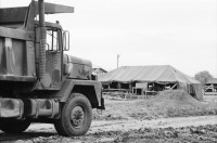 Image of sheet 19840210 photo 2: Das 'Hotel California' dient den US-Soldaten US Armee Army Sandsäcke Wachposten Arbeiter Gitarre Landebahn auf der Militärflughafenbase bei Jamastran, in der Nähe der Grenze zu Nicaragua. 20 km südlich von Danli El Paraiso Honduras 04.84 Unfall Auto CNN Reporterin Lucia Newman Die chilenische CNN Journalistin Lucia Newman steigt aus einem verunfallten Auto nachdem mich der Fahrer eingeladen hatte mitzufahren!! Dieser Fahrer fuhr kurze Zeit später in einen Baum. Ich fuhr mit Claude Uraca, der auch mit übersetzter Geschwindigkeit an den armen Holzbuden vorbeiraste. US-Amerikanische Soldaten in Militär Base Jamastran. 20 Meilen von der Nicaraguanischen Grenze entfernt.
Gitarre im Militär camp. Schwarzer US-Amerikanischer Soldat im
Einsatz mit Messgerät. Sandsäcke. Tarnzelt. Flughafen Toncontin.
US-Transportflugzeug C-137 (?). Tegucigalpa von oben herab. Flug-perspektive. Wegweiser nach Nordamerika für die US-Soldaten in ihre Heimat. Flugpiste in Bau. Honduras 1984