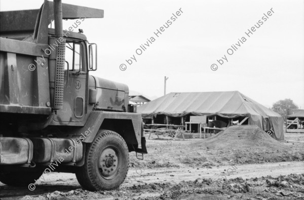 Image of sheet 19840210 photo 2: Das 'Hotel California' dient den US-Soldaten US Armee Army Sandsäcke Wachposten Arbeiter Gitarre Landebahn auf der Militärflughafenbase bei Jamastran, in der Nähe der Grenze zu Nicaragua. 20 km südlich von Danli El Paraiso Honduras 04.84 Unfall Auto CNN Reporterin Lucia Newman Die chilenische CNN Journalistin Lucia Newman steigt aus einem verunfallten Auto nachdem mich der Fahrer eingeladen hatte mitzufahren!! Dieser Fahrer fuhr kurze Zeit später in einen Baum. Ich fuhr mit Claude Uraca, der auch mit übersetzter Geschwindigkeit an den armen Holzbuden vorbeiraste. US-Amerikanische Soldaten in Militär Base Jamastran. 20 Meilen von der Nicaraguanischen Grenze entfernt.
Gitarre im Militär camp. Schwarzer US-Amerikanischer Soldat im
Einsatz mit Messgerät. Sandsäcke. Tarnzelt. Flughafen Toncontin.
US-Transportflugzeug C-137 (?). Tegucigalpa von oben herab. Flug-perspektive. Wegweiser nach Nordamerika für die US-Soldaten in ihre Heimat. Flugpiste in Bau. Honduras 1984