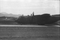 Image of sheet 19840210 photo 21: Das 'Hotel California' dient den US-Soldaten US Armee Army Sandsäcke Wachposten Arbeiter Gitarre Landebahn auf der Militärflughafenbase bei Jamastran, in der Nähe der Grenze zu Nicaragua. 20 km südlich von Danli El Paraiso Honduras 04.84 Unfall Auto CNN Reporterin Lucia Newman Die chilenische CNN Journalistin Lucia Newman steigt aus einem verunfallten Auto nachdem mich der Fahrer eingeladen hatte mitzufahren!! Dieser Fahrer fuhr kurze Zeit später in einen Baum. Ich fuhr mit Claude Uraca, der auch mit übersetzter Geschwindigkeit an den armen Holzbuden vorbeiraste. US-Amerikanische Soldaten in Militär Base Jamastran. 20 Meilen von der Nicaraguanischen Grenze entfernt.
Gitarre im Militär camp. Schwarzer US-Amerikanischer Soldat im
Einsatz mit Messgerät. Sandsäcke. Tarnzelt. Flughafen Toncontin.
US-Transportflugzeug C-137 (?). Tegucigalpa von oben herab. Flug-perspektive. Wegweiser nach Nordamerika für die US-Soldaten in ihre Heimat. Flugpiste in Bau. Honduras 1984