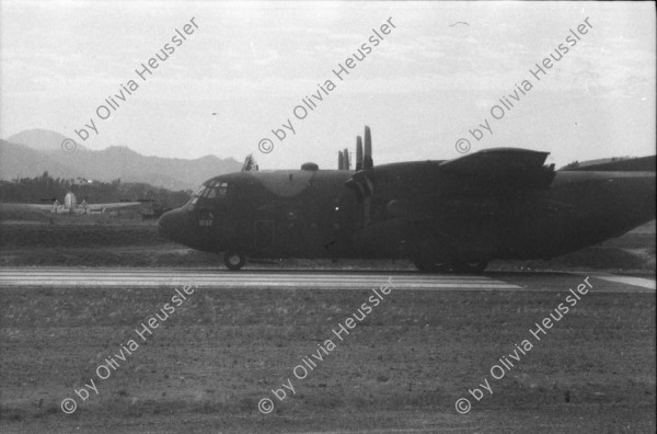 Image of sheet 19840210 photo 21: Das 'Hotel California' dient den US-Soldaten US Armee Army Sandsäcke Wachposten Arbeiter Gitarre Landebahn auf der Militärflughafenbase bei Jamastran, in der Nähe der Grenze zu Nicaragua. 20 km südlich von Danli El Paraiso Honduras 04.84 Unfall Auto CNN Reporterin Lucia Newman Die chilenische CNN Journalistin Lucia Newman steigt aus einem verunfallten Auto nachdem mich der Fahrer eingeladen hatte mitzufahren!! Dieser Fahrer fuhr kurze Zeit später in einen Baum. Ich fuhr mit Claude Uraca, der auch mit übersetzter Geschwindigkeit an den armen Holzbuden vorbeiraste. US-Amerikanische Soldaten in Militär Base Jamastran. 20 Meilen von der Nicaraguanischen Grenze entfernt.
Gitarre im Militär camp. Schwarzer US-Amerikanischer Soldat im
Einsatz mit Messgerät. Sandsäcke. Tarnzelt. Flughafen Toncontin.
US-Transportflugzeug C-137 (?). Tegucigalpa von oben herab. Flug-perspektive. Wegweiser nach Nordamerika für die US-Soldaten in ihre Heimat. Flugpiste in Bau. Honduras 1984