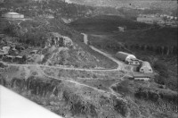 Image of sheet 19840210 photo 22: Das 'Hotel California' dient den US-Soldaten US Armee Army Sandsäcke Wachposten Arbeiter Gitarre Landebahn auf der Militärflughafenbase bei Jamastran, in der Nähe der Grenze zu Nicaragua. 20 km südlich von Danli El Paraiso Honduras 04.84 Unfall Auto CNN Reporterin Lucia Newman Die chilenische CNN Journalistin Lucia Newman steigt aus einem verunfallten Auto nachdem mich der Fahrer eingeladen hatte mitzufahren!! Dieser Fahrer fuhr kurze Zeit später in einen Baum. Ich fuhr mit Claude Uraca, der auch mit übersetzter Geschwindigkeit an den armen Holzbuden vorbeiraste. US-Amerikanische Soldaten in Militär Base Jamastran. 20 Meilen von der Nicaraguanischen Grenze entfernt.
Gitarre im Militär camp. Schwarzer US-Amerikanischer Soldat im
Einsatz mit Messgerät. Sandsäcke. Tarnzelt. Flughafen Toncontin.
US-Transportflugzeug C-137 (?). Tegucigalpa von oben herab. Flug-perspektive. Wegweiser nach Nordamerika für die US-Soldaten in ihre Heimat. Flugpiste in Bau. Honduras 1984