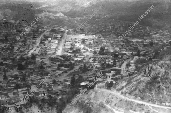 Image of sheet 19840210 photo 23: Das 'Hotel California' dient den US-Soldaten US Armee Army Sandsäcke Wachposten Arbeiter Gitarre Landebahn auf der Militärflughafenbase bei Jamastran, in der Nähe der Grenze zu Nicaragua. 20 km südlich von Danli El Paraiso Honduras 04.84 Unfall Auto CNN Reporterin Lucia Newman Die chilenische CNN Journalistin Lucia Newman steigt aus einem verunfallten Auto nachdem mich der Fahrer eingeladen hatte mitzufahren!! Dieser Fahrer fuhr kurze Zeit später in einen Baum. Ich fuhr mit Claude Uraca, der auch mit übersetzter Geschwindigkeit an den armen Holzbuden vorbeiraste. US-Amerikanische Soldaten in Militär Base Jamastran. 20 Meilen von der Nicaraguanischen Grenze entfernt.
Gitarre im Militär camp. Schwarzer US-Amerikanischer Soldat im
Einsatz mit Messgerät. Sandsäcke. Tarnzelt. Flughafen Toncontin.
US-Transportflugzeug C-137 (?). Tegucigalpa von oben herab. Flug-perspektive. Wegweiser nach Nordamerika für die US-Soldaten in ihre Heimat. Flugpiste in Bau. Honduras 1984