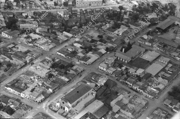 Image of sheet 19840210 photo 24: Das 'Hotel California' dient den US-Soldaten US Armee Army Sandsäcke Wachposten Arbeiter Gitarre Landebahn auf der Militärflughafenbase bei Jamastran, in der Nähe der Grenze zu Nicaragua. 20 km südlich von Danli El Paraiso Honduras 04.84 Unfall Auto CNN Reporterin Lucia Newman Die chilenische CNN Journalistin Lucia Newman steigt aus einem verunfallten Auto nachdem mich der Fahrer eingeladen hatte mitzufahren!! Dieser Fahrer fuhr kurze Zeit später in einen Baum. Ich fuhr mit Claude Uraca, der auch mit übersetzter Geschwindigkeit an den armen Holzbuden vorbeiraste. US-Amerikanische Soldaten in Militär Base Jamastran. 20 Meilen von der Nicaraguanischen Grenze entfernt.
Gitarre im Militär camp. Schwarzer US-Amerikanischer Soldat im
Einsatz mit Messgerät. Sandsäcke. Tarnzelt. Flughafen Toncontin.
US-Transportflugzeug C-137 (?). Tegucigalpa von oben herab. Flug-perspektive. Wegweiser nach Nordamerika für die US-Soldaten in ihre Heimat. Flugpiste in Bau. Honduras 1984