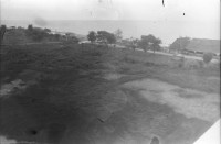 Image of sheet 19840210 photo 26: Das 'Hotel California' dient den US-Soldaten US Armee Army Sandsäcke Wachposten Arbeiter Gitarre Landebahn auf der Militärflughafenbase bei Jamastran, in der Nähe der Grenze zu Nicaragua. 20 km südlich von Danli El Paraiso Honduras 04.84 Unfall Auto CNN Reporterin Lucia Newman Die chilenische CNN Journalistin Lucia Newman steigt aus einem verunfallten Auto nachdem mich der Fahrer eingeladen hatte mitzufahren!! Dieser Fahrer fuhr kurze Zeit später in einen Baum. Ich fuhr mit Claude Uraca, der auch mit übersetzter Geschwindigkeit an den armen Holzbuden vorbeiraste. US-Amerikanische Soldaten in Militär Base Jamastran. 20 Meilen von der Nicaraguanischen Grenze entfernt.
Gitarre im Militär camp. Schwarzer US-Amerikanischer Soldat im
Einsatz mit Messgerät. Sandsäcke. Tarnzelt. Flughafen Toncontin.
US-Transportflugzeug C-137 (?). Tegucigalpa von oben herab. Flug-perspektive. Wegweiser nach Nordamerika für die US-Soldaten in ihre Heimat. Flugpiste in Bau. Honduras 1984