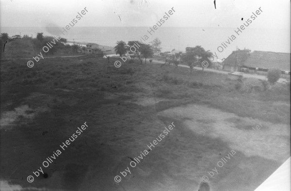 Image of sheet 19840210 photo 26: Das 'Hotel California' dient den US-Soldaten US Armee Army Sandsäcke Wachposten Arbeiter Gitarre Landebahn auf der Militärflughafenbase bei Jamastran, in der Nähe der Grenze zu Nicaragua. 20 km südlich von Danli El Paraiso Honduras 04.84 Unfall Auto CNN Reporterin Lucia Newman Die chilenische CNN Journalistin Lucia Newman steigt aus einem verunfallten Auto nachdem mich der Fahrer eingeladen hatte mitzufahren!! Dieser Fahrer fuhr kurze Zeit später in einen Baum. Ich fuhr mit Claude Uraca, der auch mit übersetzter Geschwindigkeit an den armen Holzbuden vorbeiraste. US-Amerikanische Soldaten in Militär Base Jamastran. 20 Meilen von der Nicaraguanischen Grenze entfernt.
Gitarre im Militär camp. Schwarzer US-Amerikanischer Soldat im
Einsatz mit Messgerät. Sandsäcke. Tarnzelt. Flughafen Toncontin.
US-Transportflugzeug C-137 (?). Tegucigalpa von oben herab. Flug-perspektive. Wegweiser nach Nordamerika für die US-Soldaten in ihre Heimat. Flugpiste in Bau. Honduras 1984