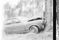 Image of sheet 19840210 photo 33: Unfall Auto CNN Reporterin Lucia Newman Die chilenische CNN Journalistin Lucia Newman steigt aus einem verunfallten Auto nachdem mich der Fahrer eingeladen hatte mitzufahren!! Dieser Fahrer fuhr kurze Zeit später in einen Baum.

Honduras 1984