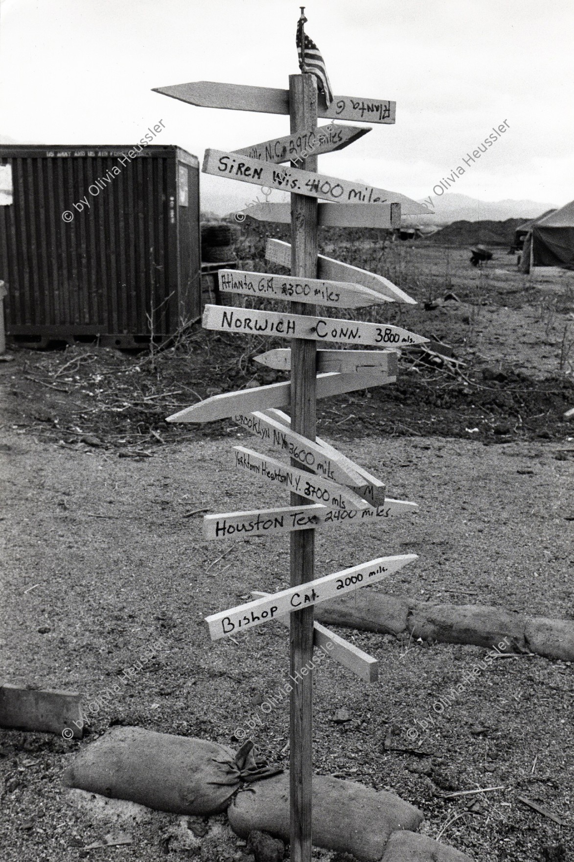 Image of sheet 19840210 photo 38: Die Pfeile zeigen die Distanz zu den Herkunftsstaaten der US-Soldaten auf der Militär flughafen base bei Jamastran, in der Nähe der Grenze zu Nicaragua. Danli Honduras 04.84
Zentralamerika Centralamerica 1984 √ american army base military Militär airport strip piste US- US Northamerican war 

Out of: From time to time  / Von Zeit zu Zeit
Exhibition

copyright by Olivia Heussler