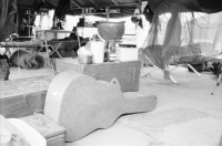 Image of sheet 19840210 photo 4: Das 'Hotel California' dient den US-Soldaten US Armee Army Sandsäcke Wachposten Arbeiter Gitarre Landebahn auf der Militärflughafenbase bei Jamastran, in der Nähe der Grenze zu Nicaragua. 20 km südlich von Danli El Paraiso Honduras 04.84 Unfall Auto CNN Reporterin Lucia Newman Die chilenische CNN Journalistin Lucia Newman steigt aus einem verunfallten Auto nachdem mich der Fahrer eingeladen hatte mitzufahren!! Dieser Fahrer fuhr kurze Zeit später in einen Baum. Ich fuhr mit Claude Uraca, der auch mit übersetzter Geschwindigkeit an den armen Holzbuden vorbeiraste. US-Amerikanische Soldaten in Militär Base Jamastran. 20 Meilen von der Nicaraguanischen Grenze entfernt.
Gitarre im Militär camp. Schwarzer US-Amerikanischer Soldat im
Einsatz mit Messgerät. Sandsäcke. Tarnzelt. Flughafen Toncontin.
US-Transportflugzeug C-137 (?). Tegucigalpa von oben herab. Flug-perspektive. Wegweiser nach Nordamerika für die US-Soldaten in ihre Heimat. Flugpiste in Bau. Honduras 1984