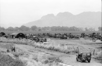 Image of sheet 19840210 photo 42: Das 'Hotel California' dient den US-Soldaten US Armee Army Sandsäcke Wachposten Arbeiter Gitarre Landebahn auf der Militärflughafenbase bei Jamastran, in der Nähe der Grenze zu Nicaragua. 20 km südlich von Danli El Paraiso Honduras 04.84 Unfall Auto CNN Reporterin Lucia Newman Die chilenische CNN Journalistin Lucia Newman steigt aus einem verunfallten Auto nachdem mich der Fahrer eingeladen hatte mitzufahren!! Dieser Fahrer fuhr kurze Zeit später in einen Baum. Ich fuhr mit Claude Uraca, der auch mit übersetzter Geschwindigkeit an den armen Holzbuden vorbeiraste. US-Amerikanische Soldaten in Militär Base Jamastran. 20 Meilen von der Nicaraguanischen Grenze entfernt.
Gitarre im Militär camp. Schwarzer US-Amerikanischer Soldat im
Einsatz mit Messgerät. Sandsäcke. Tarnzelt. Flughafen Toncontin.
US-Transportflugzeug C-137 (?). Tegucigalpa von oben herab. Flug-perspektive. Wegweiser nach Nordamerika für die US-Soldaten in ihre Heimat. Flugpiste in Bau. Honduras 1984