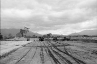 Image of sheet 19840210 photo 6: Das 'Hotel California' dient den US-Soldaten US Armee Army Sandsäcke Wachposten Arbeiter Gitarre Landebahn auf der Militärflughafenbase bei Jamastran, in der Nähe der Grenze zu Nicaragua. 20 km südlich von Danli El Paraiso Honduras 04.84 Unfall Auto CNN Reporterin Lucia Newman Die chilenische CNN Journalistin Lucia Newman steigt aus einem verunfallten Auto nachdem mich der Fahrer eingeladen hatte mitzufahren!! Dieser Fahrer fuhr kurze Zeit später in einen Baum. Ich fuhr mit Claude Uraca, der auch mit übersetzter Geschwindigkeit an den armen Holzbuden vorbeiraste. US-Amerikanische Soldaten in Militär Base Jamastran. 20 Meilen von der Nicaraguanischen Grenze entfernt.
Gitarre im Militär camp. Schwarzer US-Amerikanischer Soldat im
Einsatz mit Messgerät. Sandsäcke. Tarnzelt. Flughafen Toncontin.
US-Transportflugzeug C-137 (?). Tegucigalpa von oben herab. Flug-perspektive. Wegweiser nach Nordamerika für die US-Soldaten in ihre Heimat. Flugpiste in Bau. Honduras 1984
