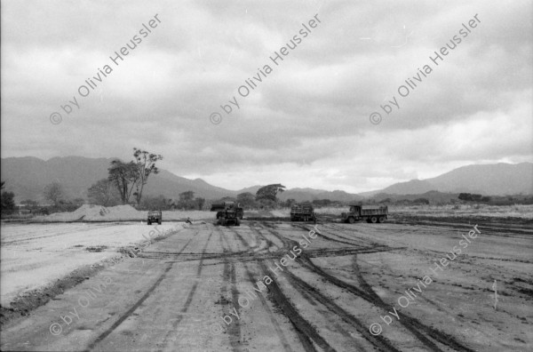 Image of sheet 19840210 photo 6: Das 'Hotel California' dient den US-Soldaten US Armee Army Sandsäcke Wachposten Arbeiter Gitarre Landebahn auf der Militärflughafenbase bei Jamastran, in der Nähe der Grenze zu Nicaragua. 20 km südlich von Danli El Paraiso Honduras 04.84 Unfall Auto CNN Reporterin Lucia Newman Die chilenische CNN Journalistin Lucia Newman steigt aus einem verunfallten Auto nachdem mich der Fahrer eingeladen hatte mitzufahren!! Dieser Fahrer fuhr kurze Zeit später in einen Baum. Ich fuhr mit Claude Uraca, der auch mit übersetzter Geschwindigkeit an den armen Holzbuden vorbeiraste. US-Amerikanische Soldaten in Militär Base Jamastran. 20 Meilen von der Nicaraguanischen Grenze entfernt.
Gitarre im Militär camp. Schwarzer US-Amerikanischer Soldat im
Einsatz mit Messgerät. Sandsäcke. Tarnzelt. Flughafen Toncontin.
US-Transportflugzeug C-137 (?). Tegucigalpa von oben herab. Flug-perspektive. Wegweiser nach Nordamerika für die US-Soldaten in ihre Heimat. Flugpiste in Bau. Honduras 1984