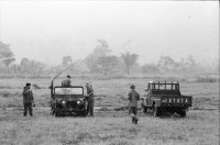 Image of sheet 19840220 photo 1: Press archive printed media published with the use of a photography by Olivia Heussler: . 

Im US-Amerikanischen Militär-Ausbildungslager Centro de Entrenamiento Militar (CREM) an der honduranischen Atlantikküste bei El Castillo.  Der neue General Walter Lopez Reyes. Züchtigung Übung Folter. Salvadorianische Soldaten. US-Army Soldaten. Abteilung für salvadorianische Soldaten in Honduras! Instructor Contra Rebels Contras Contrarebellen
mit M-16 Maschinengewehren. Helikopter Flugzeug Ausbildung im
Schiessen mit amerikanischem Instruktor. US-Army Soldaten
Portrait «Soldado lloron»