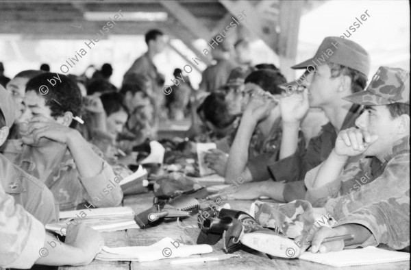 Image of sheet 19840220 photo 14: Press archive printed media published with the use of a photography by Olivia Heussler: . 

Im US-Amerikanischen Militär-Ausbildungslager Centro de Entrenamiento Militar (CREM) an der honduranischen Atlantikküste bei El Castillo.  Der neue General Walter Lopez Reyes. Züchtigung Übung Folter. Salvadorianische Soldaten. US-Army Soldaten. Abteilung für salvadorianische Soldaten in Honduras! Instructor Contra Rebels Contras Contrarebellen
mit M-16 Maschinengewehren. Helikopter Flugzeug Ausbildung im
Schiessen mit amerikanischem Instruktor. US-Army Soldaten
Portrait «Soldado lloron»